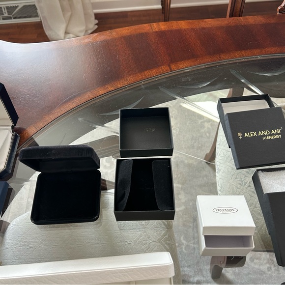 Assorted jewelry gift boxes, and pouches - Picture 9 of 12